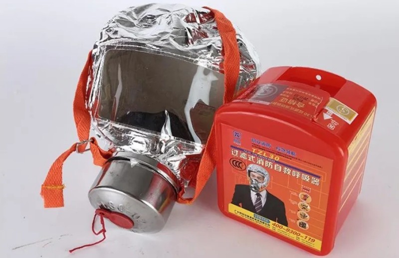 消防員點(diǎn)火測(cè)試當(dāng)場(chǎng)打臉！過濾式消防自救呼吸器被輕松燒穿